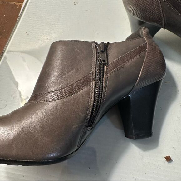 Clark's Bendable Size 9 Chunky Heeled Leather Ankle Booties in Taupe - Picture 4 of 8
